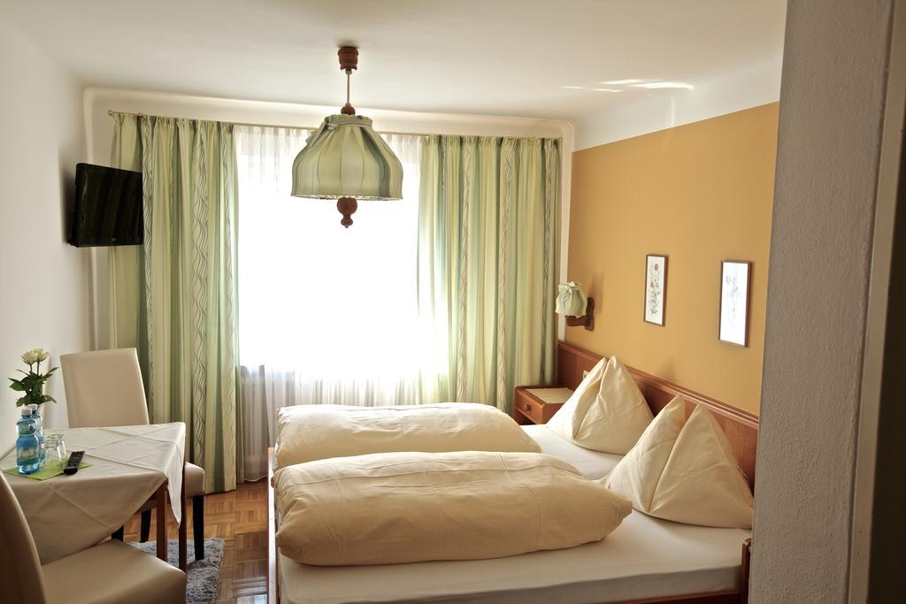 Gasthof Franz Von Assisi Guest House Anif Exterior photo